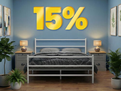 Sc&egrave;ne de chambre avec un lit et des tables de chevet, mettant en avant &laquo; achetez 2 articles et b&eacute;n&eacute;ficiez de 15 % de r&eacute;duction &raquo;. Cliquez pour voir les articles en promotion.
