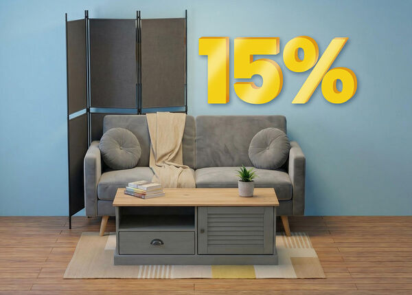 Sc&egrave;ne de salon avec un canap&eacute;, une table basse et un s&eacute;parateur de pi&egrave;ce, mettant en avant &laquo; achetez 2 articles et b&eacute;n&eacute;ficiez de 15 % de r&eacute;duction &raquo;