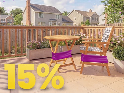 Table et chaise de patio en bois avec des bandes mauves de promotion, pr&eacute;sent&eacute;es sur une terrasse ensoleill&eacute;e et accompagn&eacute;es d&rsquo;un message de rabais de 15 % bien en &eacute;vidence. Cliquez pour voir les produits de la collection.