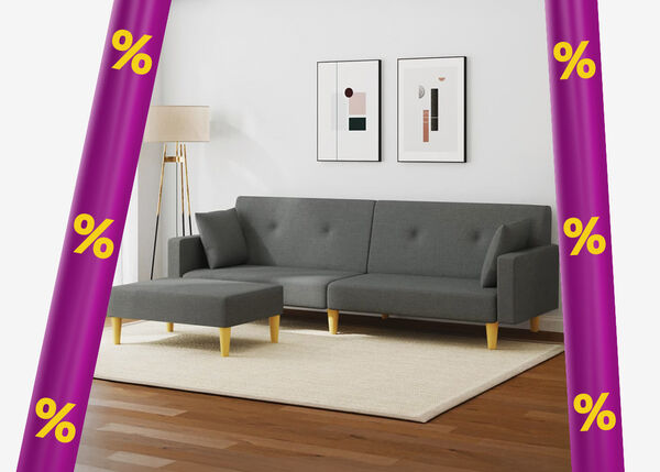 Canap&eacute; gris fonc&eacute; et repose-pieds assorti dans un salon styl&eacute;, encadr&eacute; de bandes promotionnelles violettes avec des ic&ocirc;nes de r&eacute;duction jaunes. 