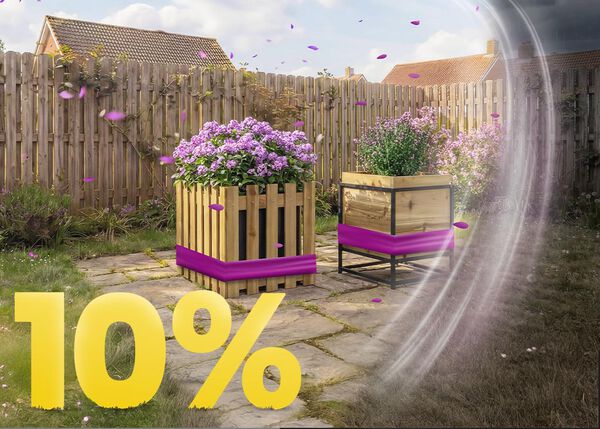 Banni&egrave;re ext&eacute;rieure montrant deux bacs &agrave; fleurs en bois remplis de fleurs mauves, avec un grand texte jaune &ldquo;10 %&rdquo; dans le coin. 