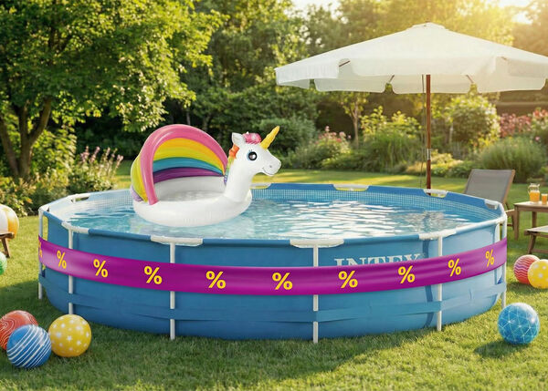 Piscine hors terre ronde avec une bou&eacute;e licorne, entour&eacute;e de chaises de jardin, de parasols et de ballons color&eacute;s. 