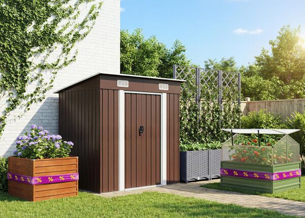 Sc&egrave;ne de jardin avec un cabanon de rangement brun, un bac de plantation en bois rempli de fleurs et un potager sur&eacute;lev&eacute; avec couvercle transparent. 