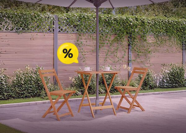 Petite table de jardin en bois avec deux chaises pr&egrave;s de la piscine, grands symboles jaunes indiquant une r&eacute;duction dans les coins. 