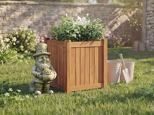 Jardini&egrave;re sur&eacute;lev&eacute;e en bois avec des fleurs, des seaux et un petit nain de jardin &agrave; c&ocirc;t&eacute;, dans un jardin ensoleill&eacute;. Cliquez pour voir les articles en promotion