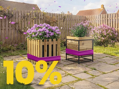 Banni&egrave;re ext&eacute;rieure montrant deux bacs &agrave; fleurs en bois remplis de fleurs mauves, avec un grand texte jaune &ldquo;10 %&rdquo; dans le coin. Cliquez pour voir les produits de la collection.