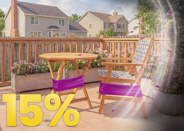 Table et chaise de patio en bois avec des bandes mauves de promotion, pr&eacute;sent&eacute;es sur une terrasse ensoleill&eacute;e et accompagn&eacute;es d&rsquo;un message de rabais de 15 % bien en &eacute;vidence. 