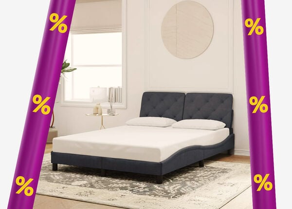 Cadre de lit rembourr&eacute; gris fonc&eacute; avec matelas et deux oreillers, une table de chevet dans une chambre stylis&eacute;e encadr&eacute;e de bandes promotionnelles violettes avec des ic&ocirc;nes de r&eacute;duction jaunes.  