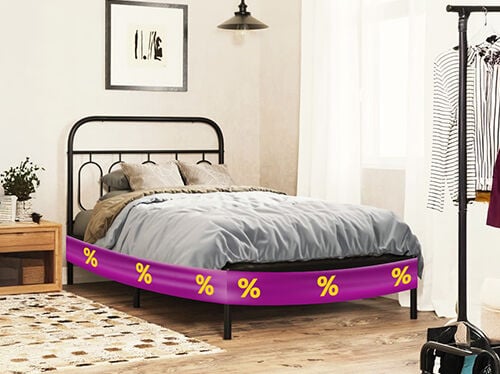 Cadre de lit en m&eacute;tal noir avec couette et oreillers gris, entour&eacute; d'une bande promotionnelle violette affichant des ic&ocirc;nes de r&eacute;duction jaunes, &agrave; c&ocirc;t&eacute; d'une table de chevet en bois, dans une chambre &agrave; coucher styl&eacute;e. Cliquez pour voir les produits de l'offre.  