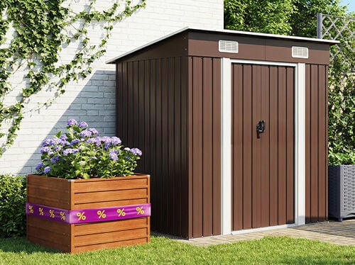 Sc&egrave;ne de jardin avec un cabanon de rangement brun, un bac de plantation en bois rempli de fleurs et un potager sur&eacute;lev&eacute; avec couvercle transparent. Cliquez pour voir les produits de la collection.
