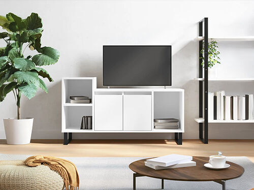 Meuble TV blanc avec télévision sur le dessus, étagère blanche et plante en pot, dans un salon stylé. Cliquez pour voir les produits de la collection.