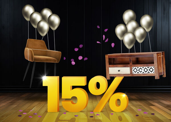Chaise rembourr&eacute;e marron et meuble TV en bois avec tiroirs &agrave; motifs soulev&eacute;s par des ballons bronze et entour&eacute;s de confettis violets, avec un grand panneau jaune indiquant -15 % sur un fond sombre.