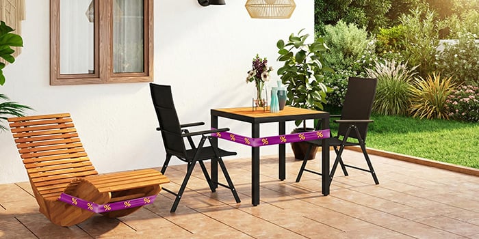 Aménagement de patio extérieur avec une table en bois, des chaises noires et un fauteuil en bois sur une terrasse carrelée. Cliquez pour voir les produits de la collection.