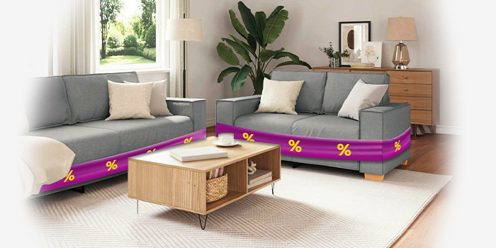 Deux canapés gris entourés de bandes promotionnelles violettes affichant des icônes de réduction jaunes et une table basse en bois, dans un salon stylé. Cliquez pour découvrir la collection.