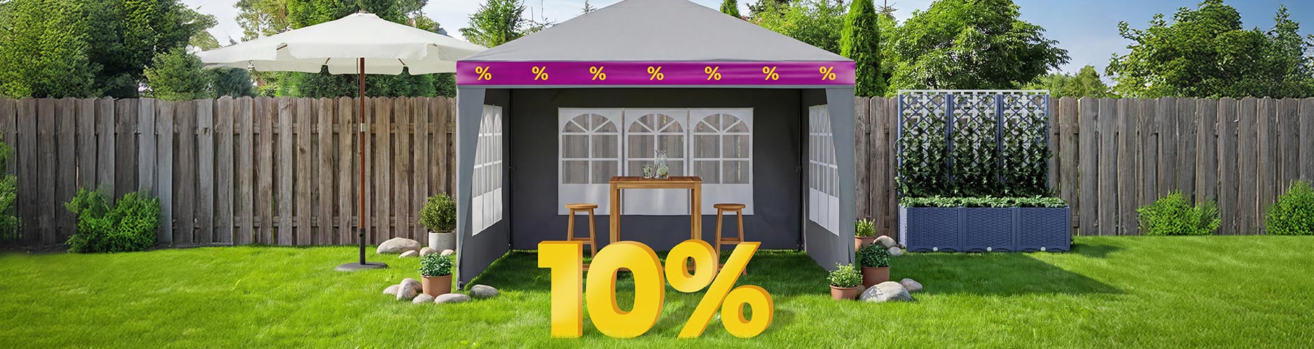 Tonnelle de jardin avec une table et des tabourets installés sur une pelouse, mettant en avant un rabais de 10 % sur les produits d’extérieur.