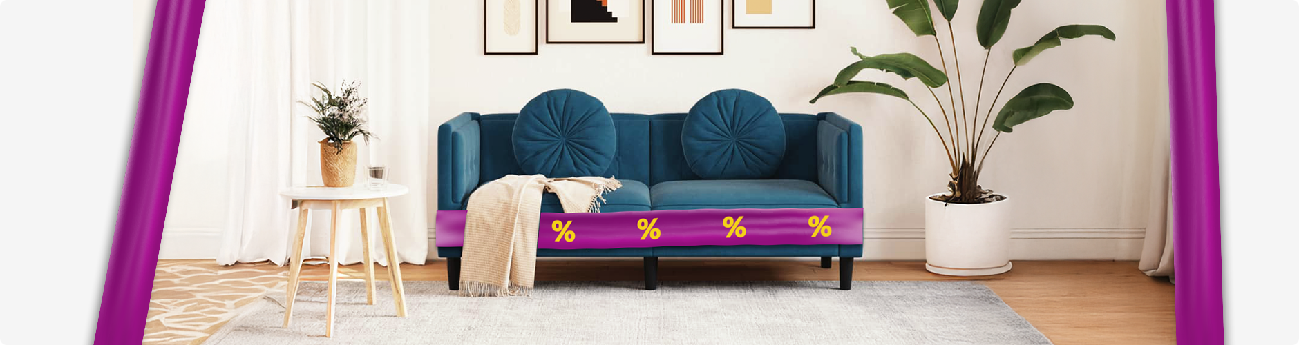 Canapé gris foncé avec coussins ronds et couverture, dans un salon stylé encadré de bandes promotionnelles violettes avec des icônes de réduction jaunes. Cliquez pour découvrir la collection.