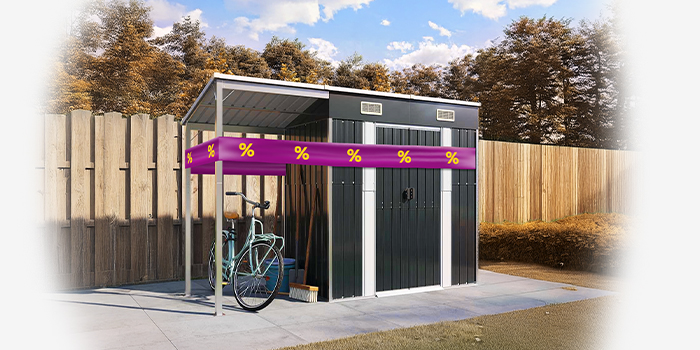 Abri de jardin gris recouvert d'une bande promotionnelle violette, avec un vélo et des outils appuyés contre. Cliquez pour découvrir la collection.