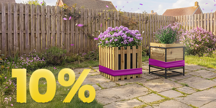 Bannière extérieure montrant deux bacs à fleurs en bois remplis de fleurs mauves, avec un grand texte jaune “10 %” dans le coin. Cliquez pour voir les produits de la collection.