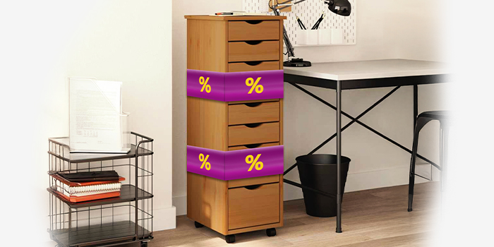 Armoire de rangement en bois clair avec bandes promotionnelles violettes affichant des icônes de réduction jaunes, dans un bureau stylé. Cliquez pour découvrir la collection.