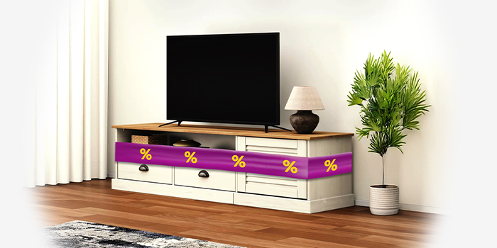 Meuble TV bicolore avec téléviseur, entouré d'une bande promotionnelle violette affichant des icônes de réduction jaunes, dans un salon stylé. Cliquez pour découvrir la collection.
