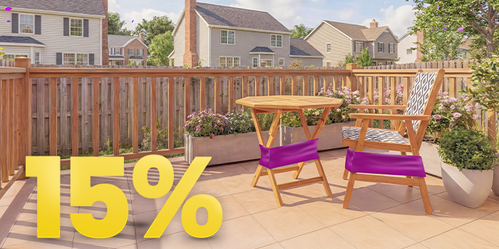 Table et chaise de patio en bois avec des bandes mauves de promotion, présentées sur une terrasse ensoleillée et accompagnées d’un message de rabais de 15 % bien en évidence. Cliquez pour voir les produits de la collection.